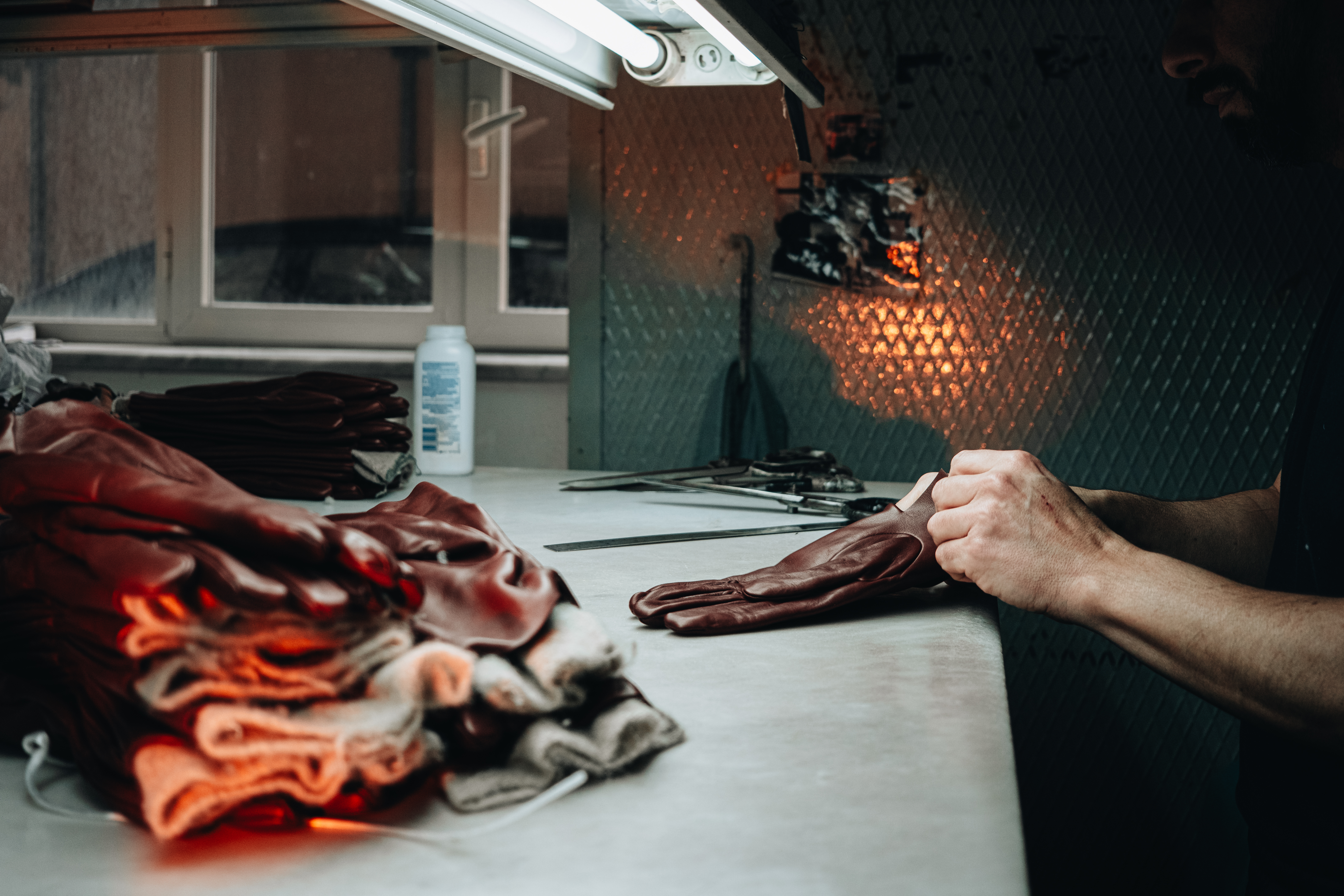 Artigiano che crea guanti